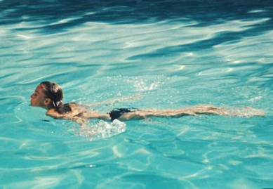 persona che nuota in una piscina