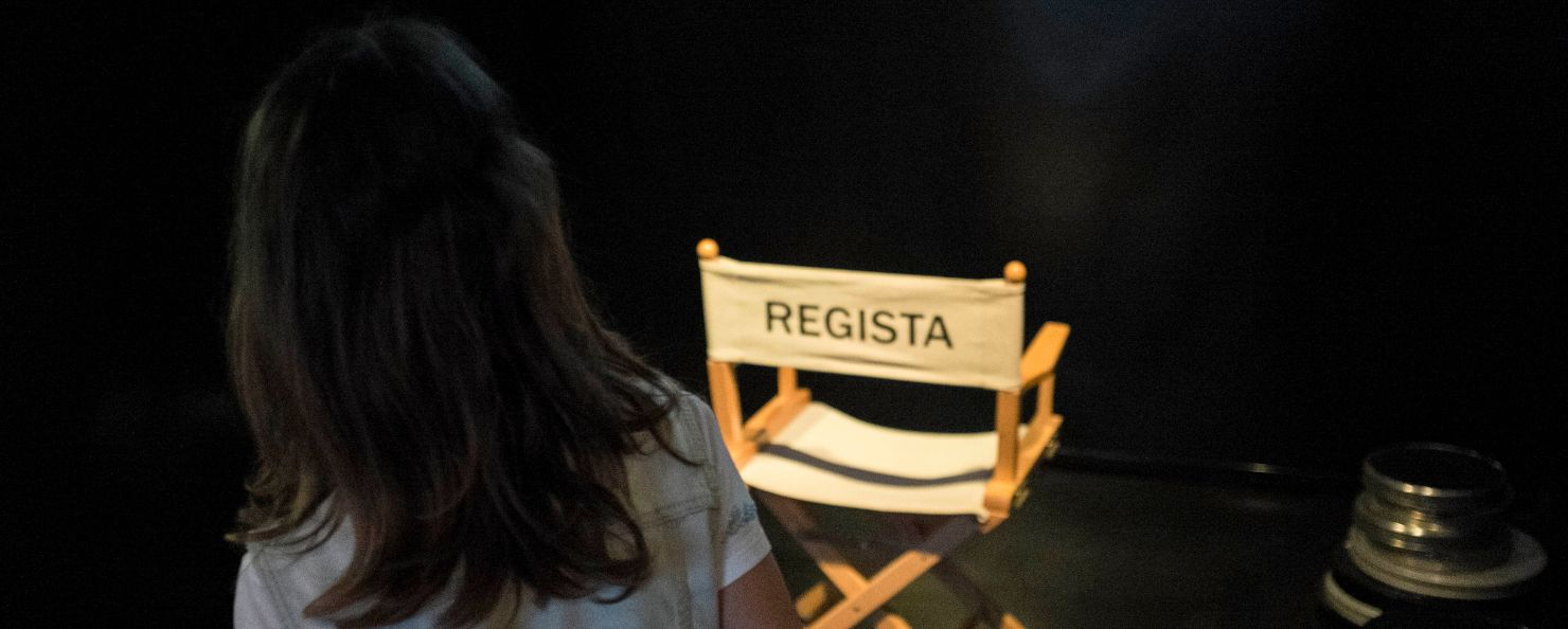 Bambina di spalle sedia regista