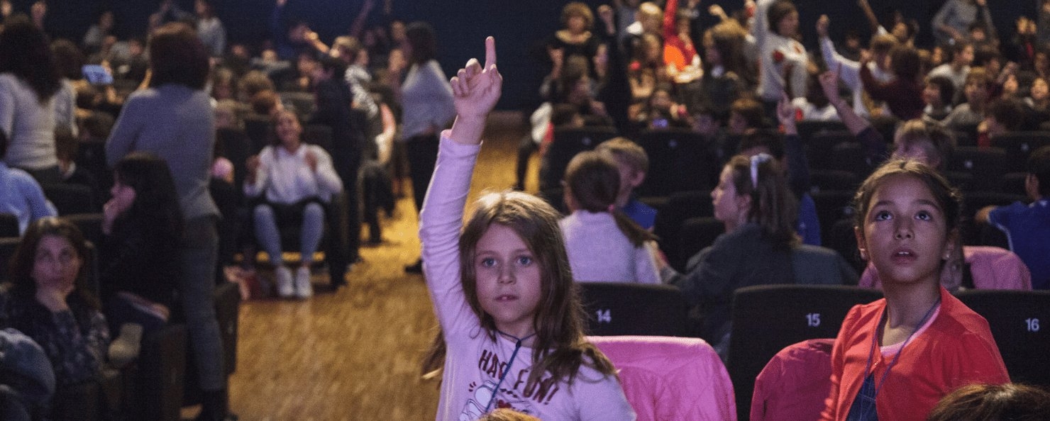 Bambina che alza la mano