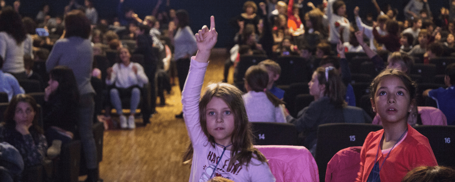Bambina che alza la mano