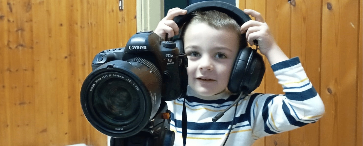 bambino con cuffie