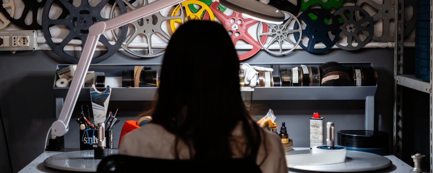 persona di spalle che restaura una pellicola